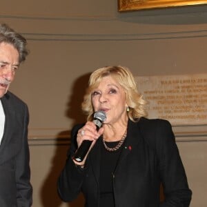 Jean-Pierre Mocky et Nicoletta - Remise du prix Alphonse-Allais 2013 à la Société d'Encouragement pour l'Industrie Nationale à Paris le 2 décembre 2013
