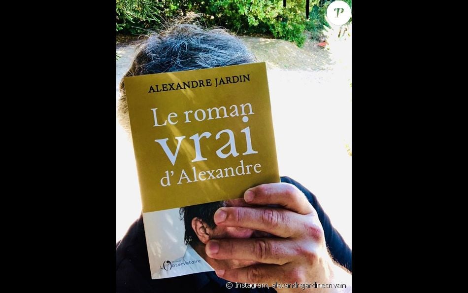 Alexandre Jardin avec son &quot;Roman vrai&quot; sur Instagram, le 5 juillet 2019.