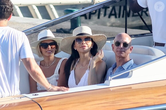 Yael Cohen - Jeff Bezos, Pdg d'Amazon, et sa compagne Lauren Sanchez lors d'une balade à Saint-Tropez avec famille et amis le 9 août 2019. Ensuite, ils reprennent un bateau. © Jacovides / Moreau / Bestimage