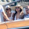 Yael Cohen - Jeff Bezos, Pdg d'Amazon, et sa compagne Lauren Sanchez lors d'une balade à Saint-Tropez avec famille et amis le 9 août 2019. Ensuite, ils reprennent un bateau. © Jacovides / Moreau / Bestimage