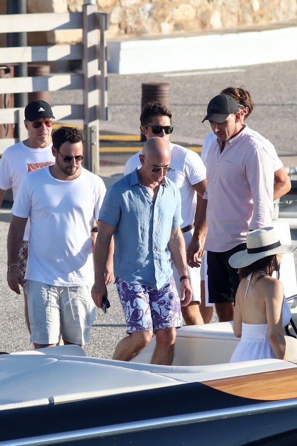 Scooter Braun - Jeff Bezos, Pdg d'Amazon, et sa compagne Lauren Sanchez lors d'une balade à Saint-Tropez avec famille et amis le 9 août 2019. Ensuite, ils reprennent un bateau. © Jacovides / Moreau / Bestimage