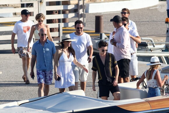 Scooter Braun - Jeff Bezos, Pdg d'Amazon, et sa compagne Lauren Sanchez lors d'une balade à Saint-Tropez avec famille et amis le 9 août 2019. Ensuite, ils reprennent un bateau. © Jacovides / Moreau / Bestimage