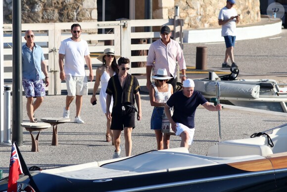 Scooter Braun - Jeff Bezos, Pdg d'Amazon, et sa compagne Lauren Sanchez lors d'une balade à Saint-Tropez avec famille et amis le 9 août 2019. Ensuite, ils reprennent un bateau. © Jacovides / Moreau / Bestimage