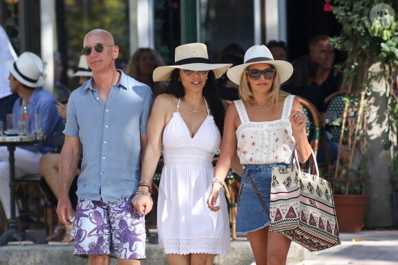 Jeff Bezos, Pdg d'Amazon, et sa compagne Lauren Sanchez lors d'une balade à Saint-Tropez avec famille et amis le 9 août 2019. Ensuite, ils reprennent un bateau. © Jacovides / Moreau / Bestimage