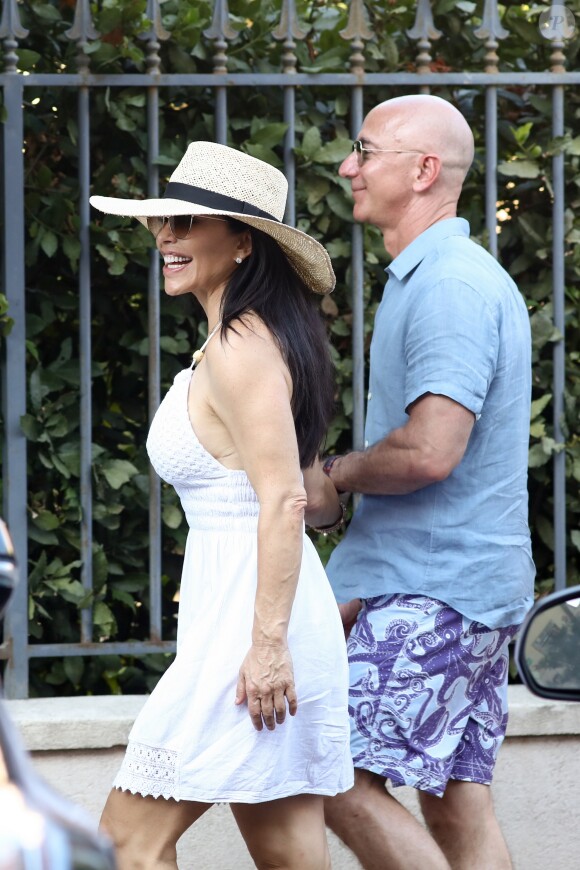 Jeff Bezos, Pdg d'Amazon, et sa compagne Lauren Sanchez lors d'une balade à Saint-Tropez avec famille et amis le 9 août 2019. Ensuite, ils reprennent un bateau. © Jacovides / Moreau / Bestimage