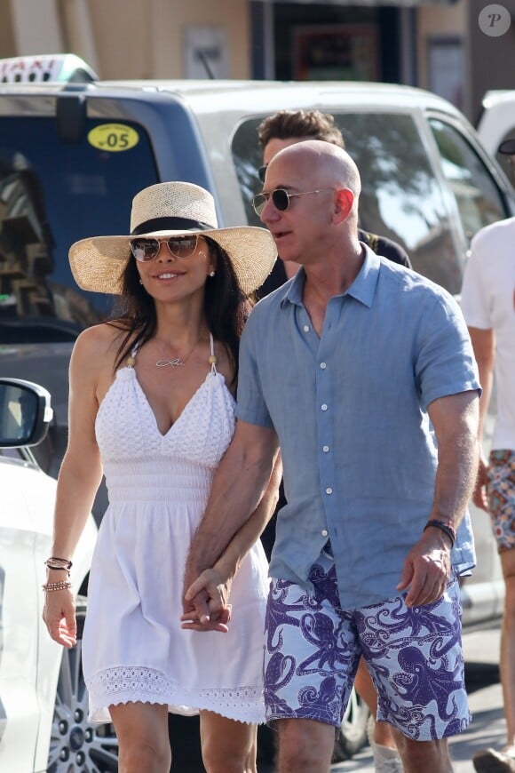 Jeff Bezos, Pdg d'Amazon, et sa compagne Lauren Sanchez lors d'une balade à Saint-Tropez avec famille et amis le 9 août 2019. Ensuite, ils reprennent un bateau. © Jacovides / Moreau / Bestimage