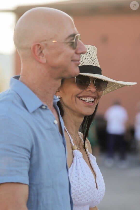 Jeff Bezos, Pdg d'Amazon, et sa compagne Lauren Sanchez lors d'une balade à Saint-Tropez avec famille et amis le 9 août 2019. © Jacovides / Moreau / Bestimage