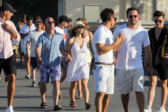 Jeff Bezos, Pdg d'Amazon, et sa compagne Lauren Sanchez lors d'une balade à Saint-Tropez avec famille et amis le 9 août 2019. © Jacovides / Moreau / Bestimage