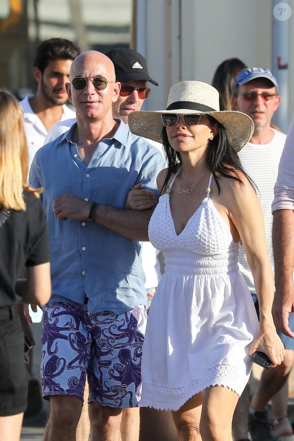 Jeff Bezos, Pdg d'Amazon, et sa compagne Lauren Sanchez lors d'une balade à Saint-Tropez avec famille et amis le 9 août 2019. © Jacovides / Moreau / Bestimage