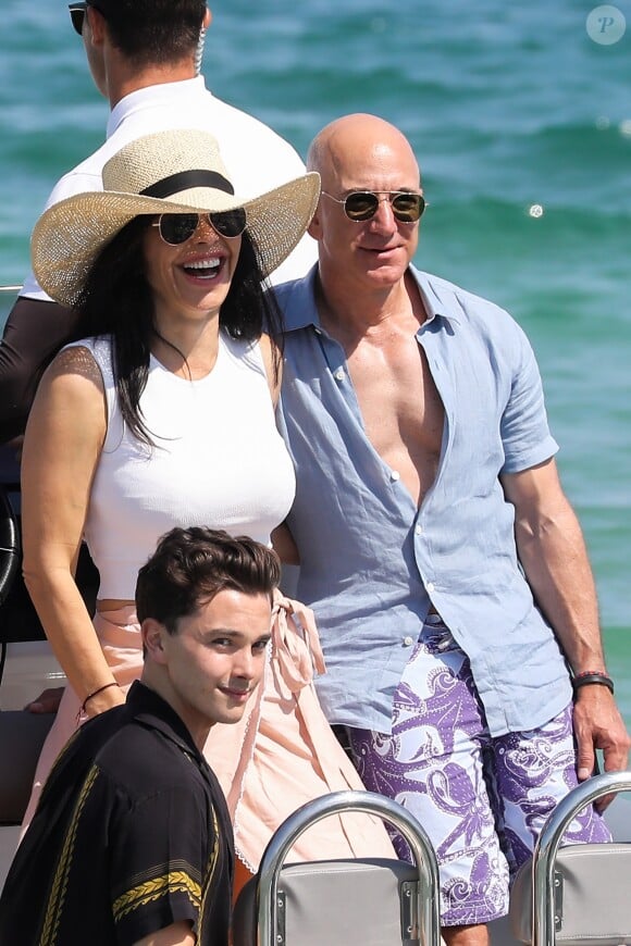 Jeff Bezos, Pdg d'Amazon, et sa compagne Lauren Sanchez lors d'une balade à Saint-Tropez avec famille et amis le 9 août 2019. © Jacovides / Moreau / Bestimage