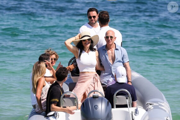 Jeff Bezos, Pdg d'Amazon, et sa compagne Lauren Sanchez lors d'une balade à Saint-Tropez avec famille et amis le 9 août 2019. © Jacovides / Moreau / Bestimage