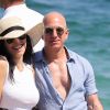 Jeff Bezos, Pdg d'Amazon, et sa compagne Lauren Sanchez lors d'une balade à Saint-Tropez avec famille et amis le 9 août 2019. © Jacovides / Moreau / Bestimage