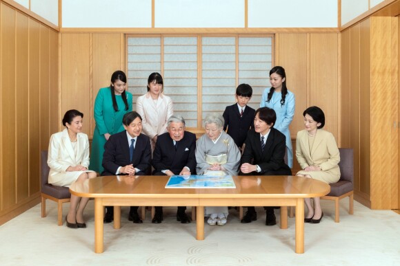 Photo de Nouvel an de la famille impériale du Japon, Le prince Naruhito, l'empereur Akihito, l'impératrice Michiko, le prince Akishino et la princesse Kiko, la princesse Mako, la princesse Aiko, le prince Hisahito et la princesse Kako. Le 1er janvier 2019.