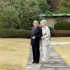 L'empereur Akihito et l'impératrice Michiko du Japon dans les jardins du palais impérial à Tokyo, à l'occasion du 85ème anniversaire de l'empereur, le 23 décembre 2019.
