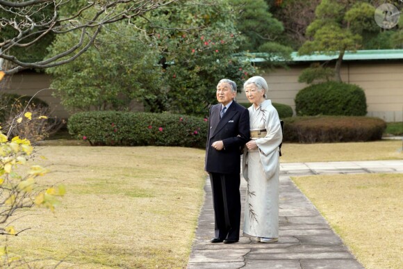 L'empereur Akihito et l'impératrice Michiko du Japon dans les jardins du palais impérial à Tokyo, à l'occasion du 85ème anniversaire de l'empereur, le 23 décembre 2019.