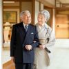 L'empereur Akihito et l'impératrice Michiko du Japon dans les jardins du palais impérial à Tokyo, à l'occasion du 85ème anniversaire de l'empereur, le 23 décembre 2019.