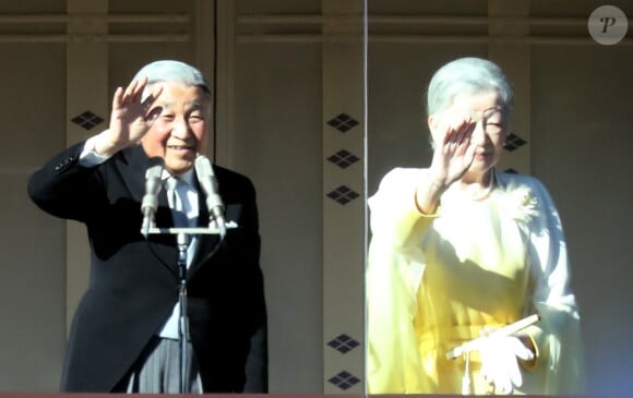 L'empereur Akihito et l'impératrice Michiko du Japon lors de la cérémonie des voeux de l'empereur du Japon depuis le palais impérial à Tokyo le 2 janvier 2018.