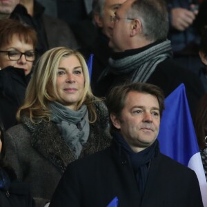 Michèle Laroque, son compagnon François Baroin - Personnalités lors du match de football Paris Saint-Germain (PSG) -Troyes au Parc des Princes à Paris, le 28 novembre 2015.