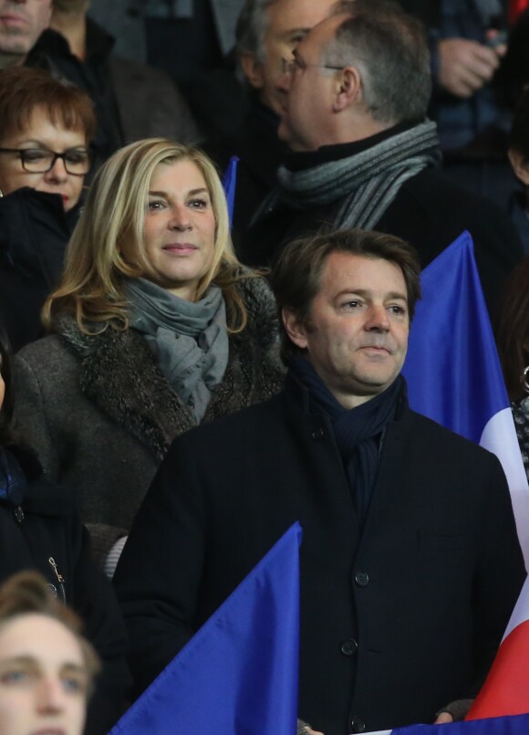Michèle Laroque, son compagnon François Baroin - Personnalités lors du match de football Paris Saint-Germain (PSG) -Troyes au Parc des Princes à Paris, le 28 novembre 2015.