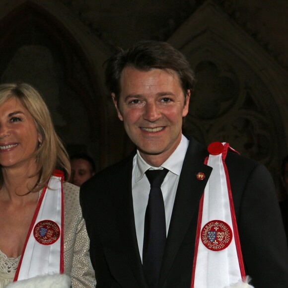 François Baroin intronisé, accompagné de sa compagne Michèle Laroque, dans la confrérie de la Jurade de Saint-Emilion lors de la Fête de la Fleur à Saint-Emilion, le 13 juin 2015 en marge de l'exposition Vinexpo 2015.