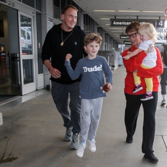 Exclusif - Alanis Morissette et son mari Souleye arrivent à l'aéroport de Los Angeles (LAX) avec leurs enfants Onyx et Ever le 21 avril 2018.