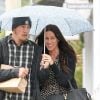 Alanis et son mari Mario se promènent sous la pluie de Los Angeles, le 12 décembre 2011.