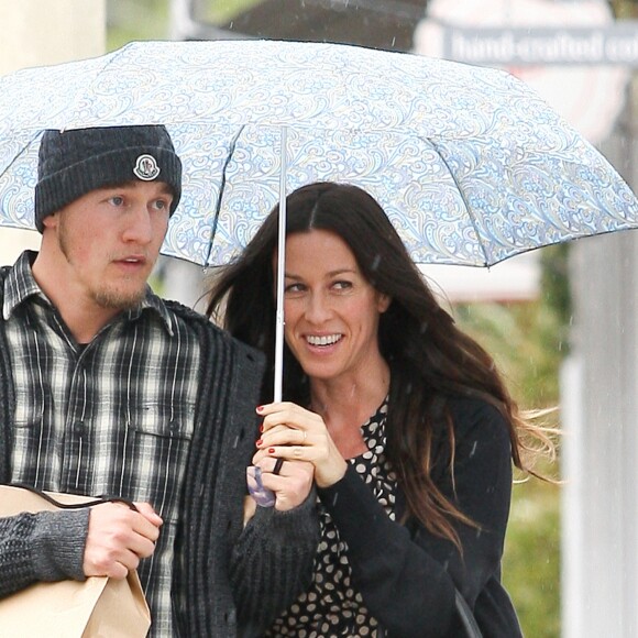 Alanis et son mari Mario se promènent sous la pluie de Los Angeles, le 12 décembre 2011.