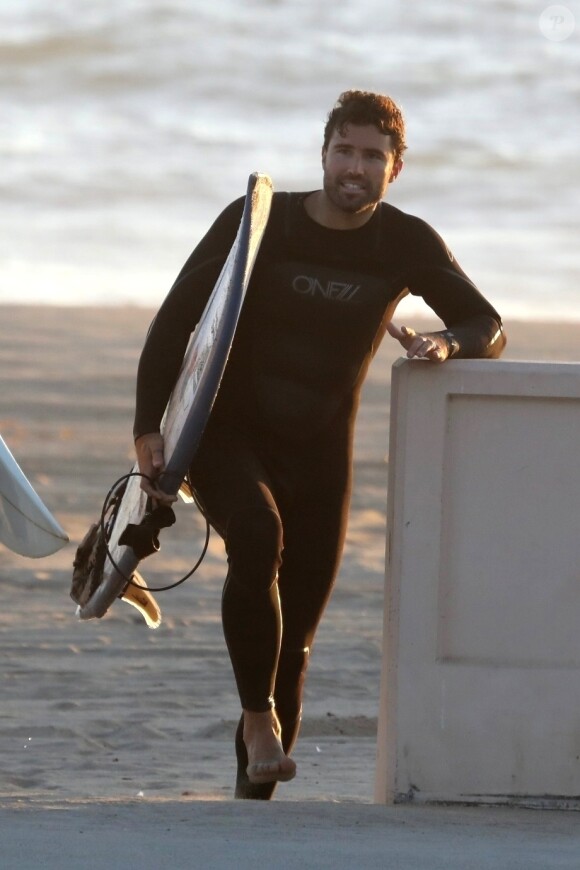 Brody Jenner surf à Malibu à l'occasion du tournage de "The Hills" le 5 octobre 2018.