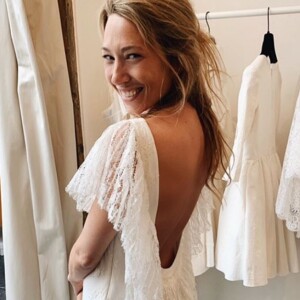 Laura Smet habillée d'une robe Delphine Manivet lors de son mariage religieux avec Raphaël Lancrey-Javal célébré le 15 juin 2019 en l'église Notre-Dame des Flots, à Lège-Cap-Ferret. Le même jour que l'anniversaire de Johnny Hallyday.