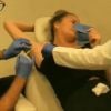 Chrissy Teigen se fait injecter du botox dans les aisselles. Août 2019.