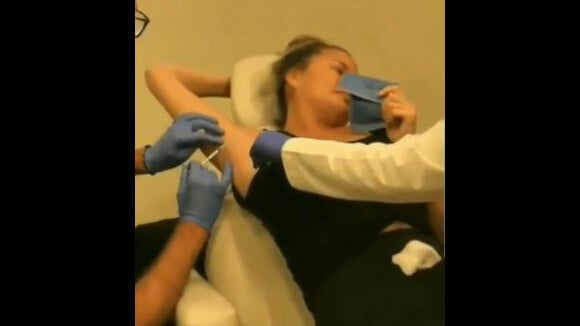 Chrissy Teigen se fait injecter du Botox dans les aisselles et assume