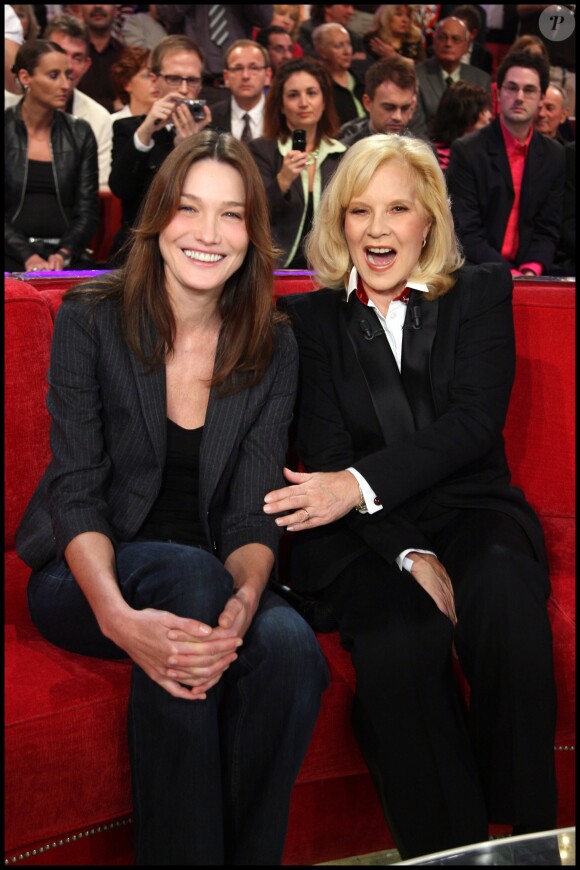 Carla Bruni-Sarkozy et Sylvie Vartan lors de l'enregistrement de l'émission "Vivement dimanche", à Paris, le 4 novembre 2009.