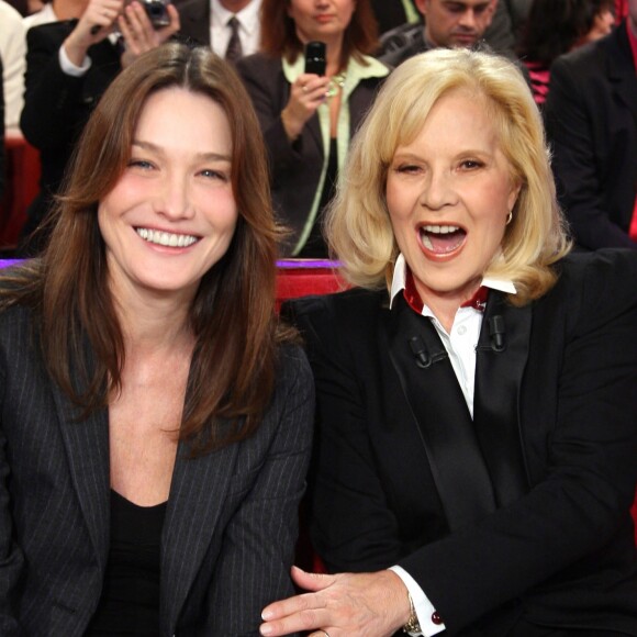 Carla Bruni-Sarkozy et Sylvie Vartan lors de l'enregistrement de l'émission "Vivement dimanche", à Paris, le 4 novembre 2009.