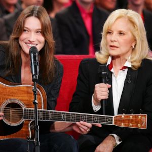 Carla Bruni-Sarkozy et Sylvie Vartan lors de l'enregistrement de l'émission "Vivement dimanche", à Paris, le 4 novembre 2009.