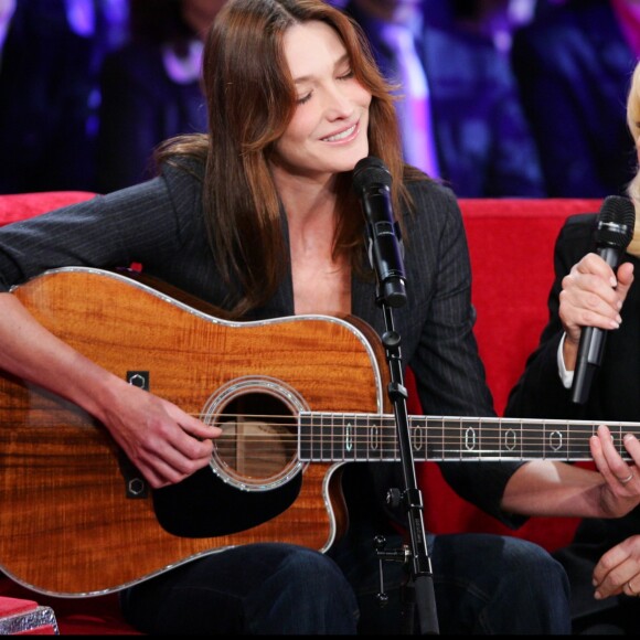 Carla Bruni-Sarkozy et Sylvie Vartan lors de l'enregistrement de l'émission "Vivement dimanche", à Paris, le 4 novembre 2009.