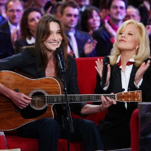 Carla Bruni-Sarkozy et Sylvie Vartan lors de l'enregistrement de l'émission "Vivement dimanche", à Paris, le 4 novembre 2009.