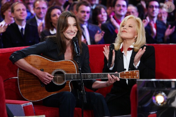 Carla Bruni-Sarkozy et Sylvie Vartan lors de l'enregistrement de l'émission "Vivement dimanche", à Paris, le 4 novembre 2009.
