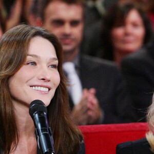 Carla Bruni-Sarkozy et Sylvie Vartan lors de l'enregistrement de l'émission "Vivement dimanche", à Paris, le 4 novembre 2009.