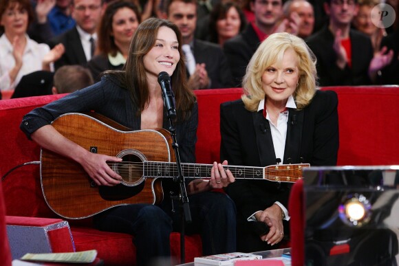 Carla Bruni-Sarkozy et Sylvie Vartan lors de l'enregistrement de l'émission "Vivement dimanche", à Paris, le 4 novembre 2009.