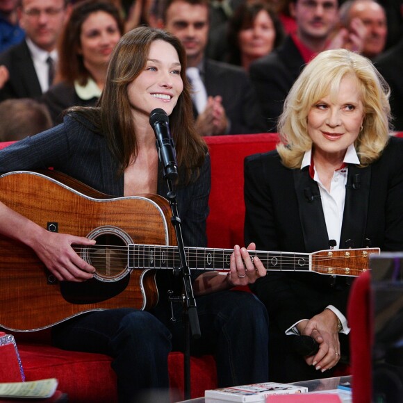 Carla Bruni-Sarkozy et Sylvie Vartan lors de l'enregistrement de l'émission "Vivement dimanche", à Paris, le 4 novembre 2009.