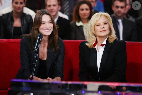 Carla Bruni-Sarkozy et Sylvie Vartan lors de l'enregistrement de l'émission "Vivement dimanche", à Paris, le 4 novembre 2009.