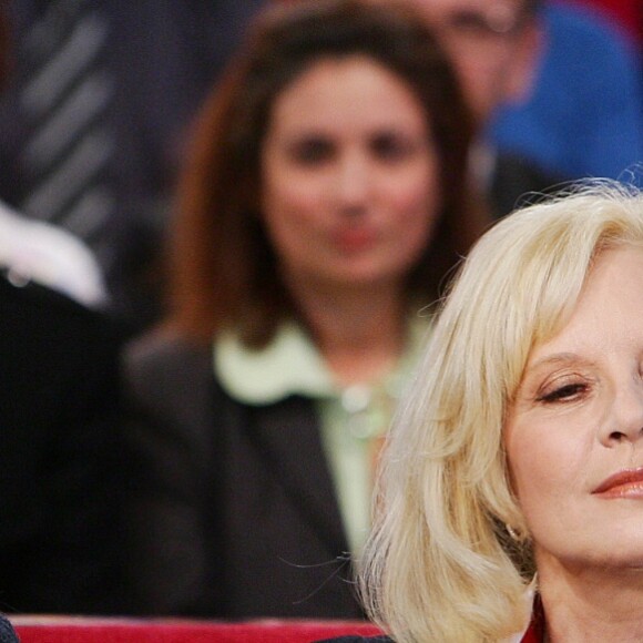 Carla Bruni-Sarkozy et Sylvie Vartan lors de l'enregistrement de l'émission "Vivement dimanche", à Paris, le 4 novembre 2009.