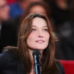 Carla Bruni-Sarkozy et Sylvie Vartan lors de l'enregistrement de l'émission "Vivement dimanche", à Paris, le 4 novembre 2009.