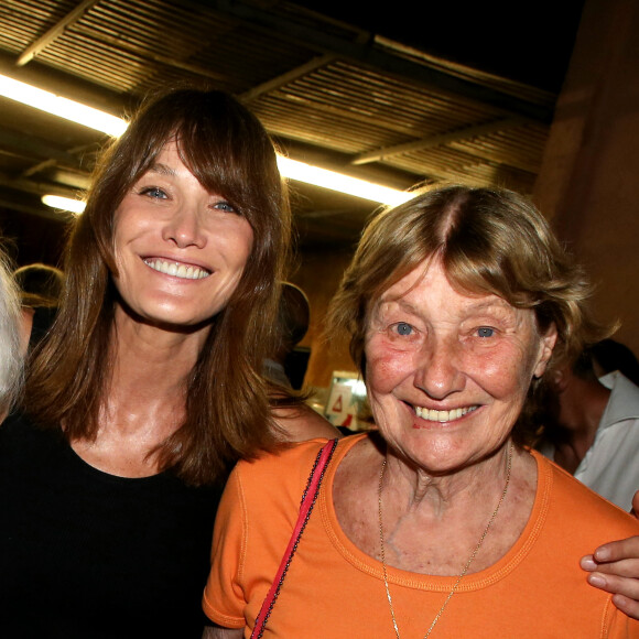 Exclusif - Carla Bruni-Sarkozy avec sa mère Marisa Borini - Backstage du concert de Carla Bruni-Sarkozy au théâtre de Verdure du Grand Jardin à Le Lavandou le 23 juillet 2019. © Dominique Jacovides-Cyril Moreau/Bestimage