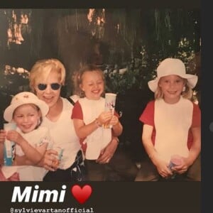 Emma Smet souhaite un joyeux anniversaire à sa grand-mère Sylvie Vartan sur Instagram le 15 août 2018. Elle se trouve chez son papa David Hallyday, au Portugal.
