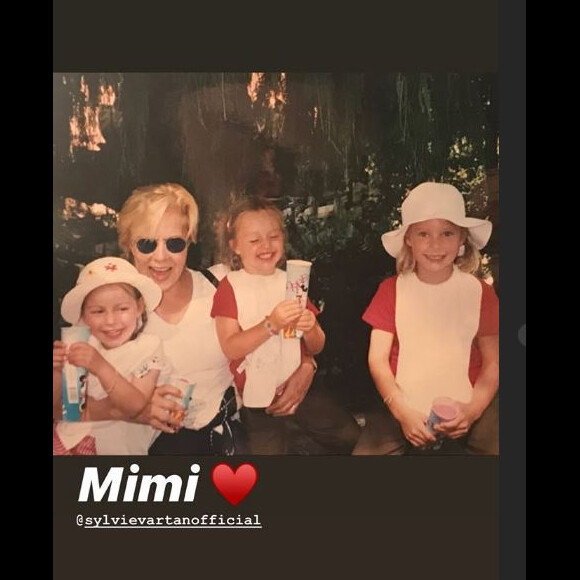 Emma Smet souhaite un joyeux anniversaire à sa grand-mère Sylvie Vartan sur Instagram le 15 août 2018. Elle se trouve chez son papa David Hallyday, au Portugal.