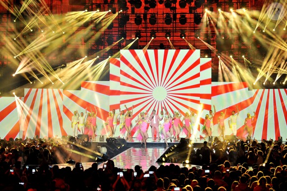 Ary Abittan lors de l'enregistrement de l'émission "La Chanson Challenge 2019" aux Arènes de Nîmes, le 17 mai 2019. Et un nouveau programme autour de la chanson ! Le samedi 17 août prochain, TF1 lancera à 21h05 un nouveau divertissement baptisé "La chanson challenge". Durant cette émission produite par DMLSTV, plusieurs artistes français se lanceront des challenges autour de la musique. Pendant deux mois, ces chanteurs et comédiens se sont lancé à tour de rôle des défis sur les réseaux sociaux : interpréter un titre à l'opposé de leur univers habituel. © Guillaume Gaffiot/Bestimage