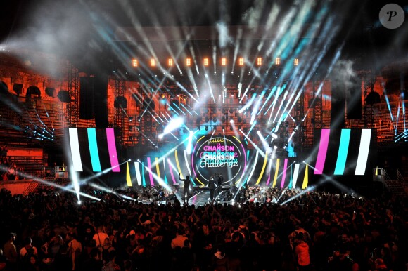 Atmosphère lors de l'enregistrement de l'émission "La Chanson Challenge 2019" aux Arènes de Nîmes, le 17 mai 2019. Et un nouveau programme autour de la chanson ! Le samedi 17 août prochain, TF1 lancera à 21h05 un nouveau divertissement baptisé "La chanson challenge". Durant cette émission produite par DMLSTV, plusieurs artistes français se lanceront des challenges autour de la musique. Pendant deux mois, ces chanteurs et comédiens se sont lancé à tour de rôle des défis sur les réseaux sociaux : interpréter un titre à l'opposé de leur univers habituel. © Guillaume Gaffiot/Bestimage