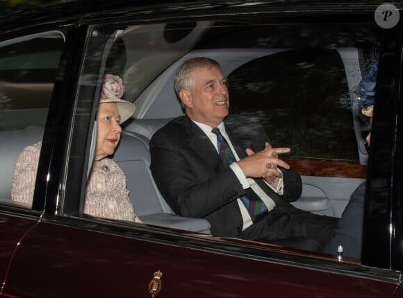 La reine Elisabeth II d'Angleterre et le prince Andrew, duc d'York se rendent à la messe dominicale à l'église de Crathie en Écosse, le 11 août 2019.