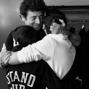 Patrick Bruel pose avec ses fils Oscar et Léon, dans les coulisses de son concert à Orléans, le 13 juin 2019